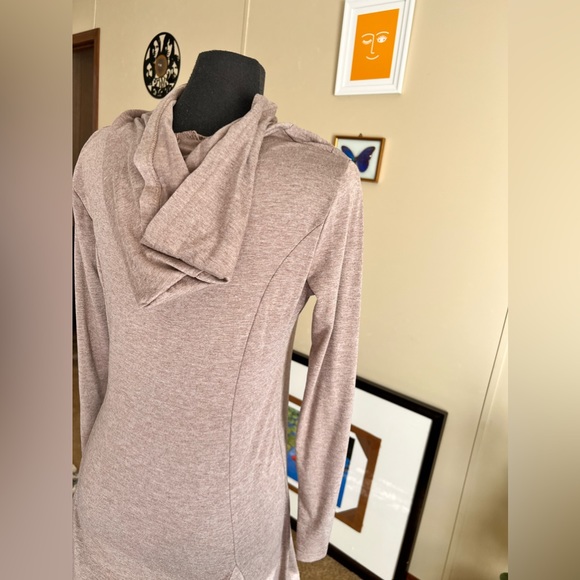 Hooded sweatshirt excellent used condition. No size tag it’s like a small - Picture 2 of 6